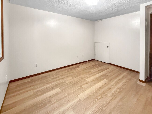 Building Photo - 417 Butler Ave E