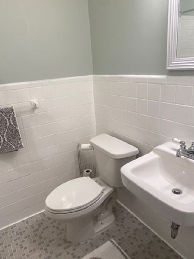 Building Photo - UPDATED 3B/1.5B Home in the Heart of Ft. Walton Beach