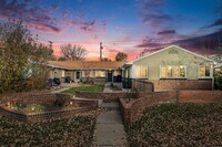 Building Photo - Spacious 3 bed 2 bath home in Denver