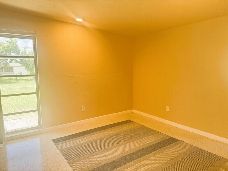 Building Photo - Beautifully Renovated 2 Bedroom + Bonus Room Home on a Corner Lot in North Port!