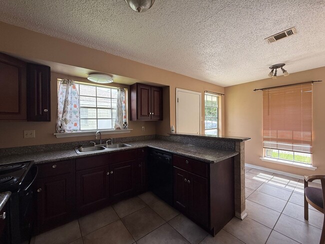 Building Photo - Parkway North Condo