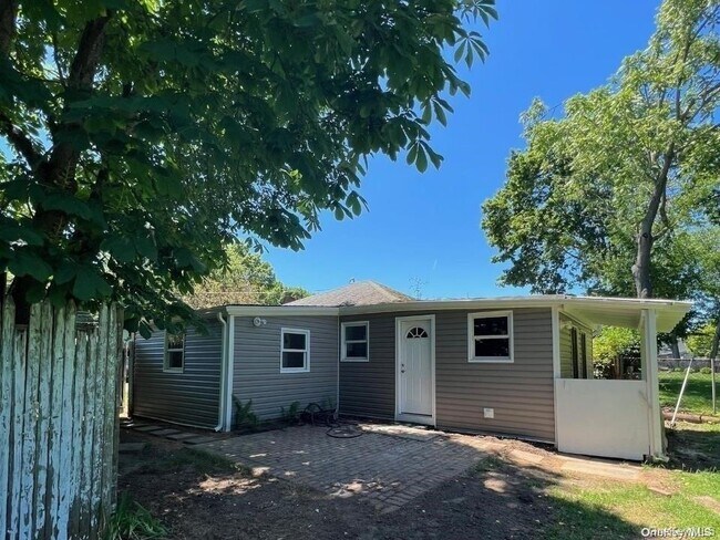 Building Photo - 253 E 17th St