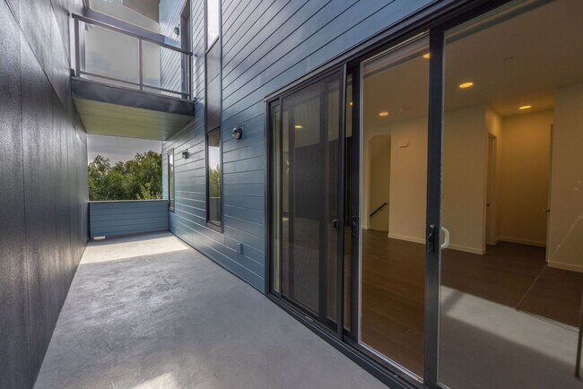 Building Photo - Riverside Townhomes - Waterfront Living in...
