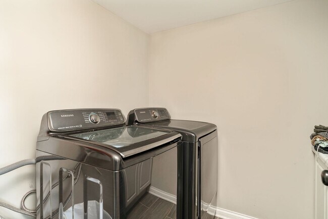 Building Photo - Knoxville 37917 - 3 bedroom 2 bath - call ...