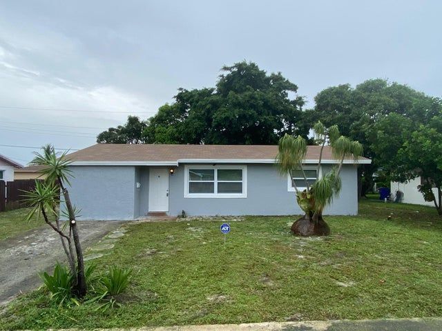 Building Photo - 811 SW 12th Ct