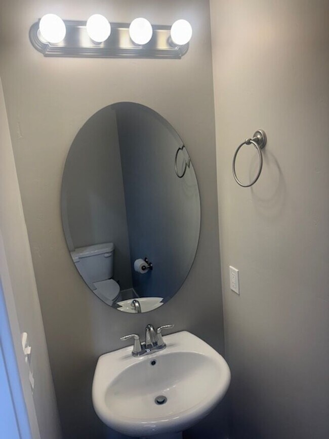 Building Photo - 3 Bedroom, 2.5 Bathroom
