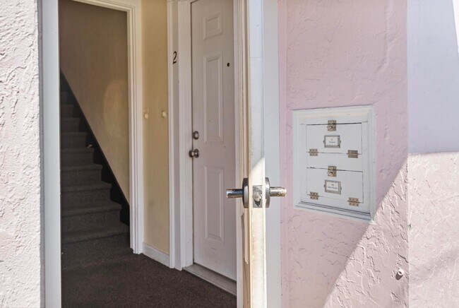 Building Photo - Charming close-in Foster-Powell studio in four-plex—Updated kitchen & bath, shared laundry, share...