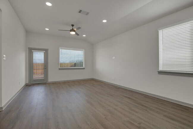 Building Photo - 325 Robertson