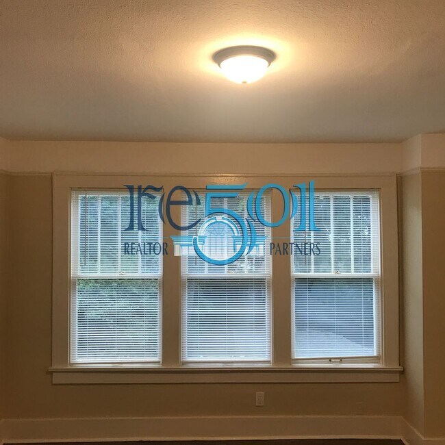 Building Photo - *New Price*  Newly Renovated Immaculate Co...