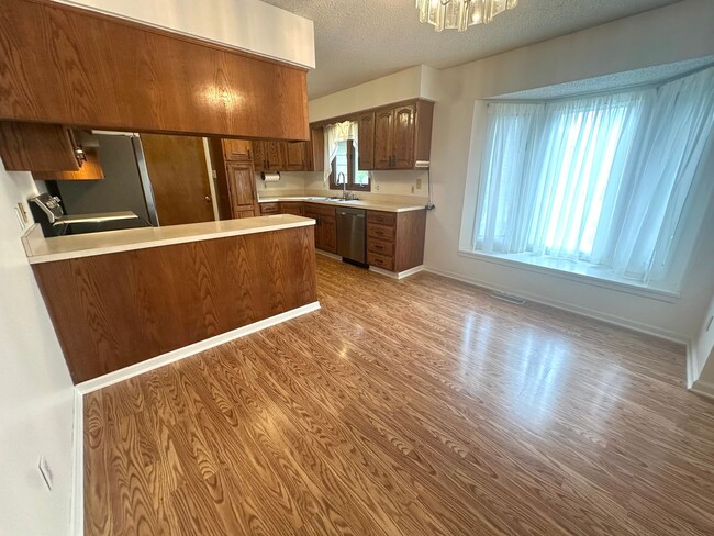 Building Photo - 4 bedroom, 2 1/2 bath