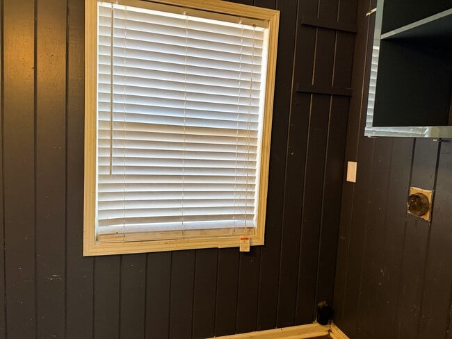 Building Photo - 1027 Waring Rd