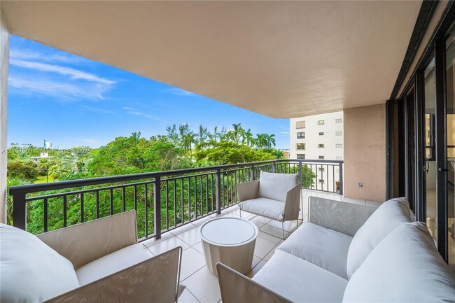 Primary Photo - 10175 Collins Ave