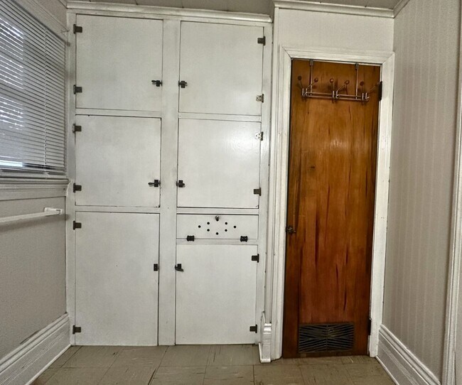 Building Photo - 704 E Thomas St