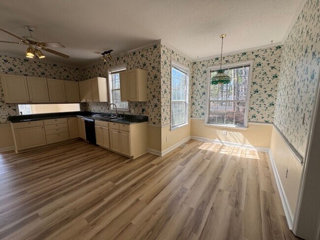 Building Photo - Brittany Lakes