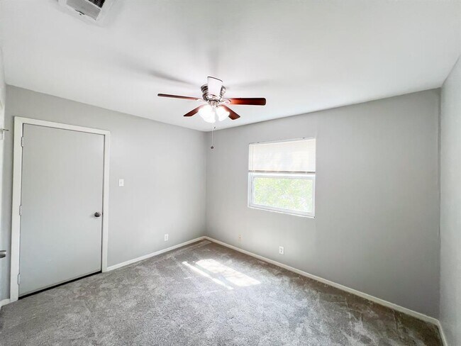 Building Photo - 9703 Roxanna Dr