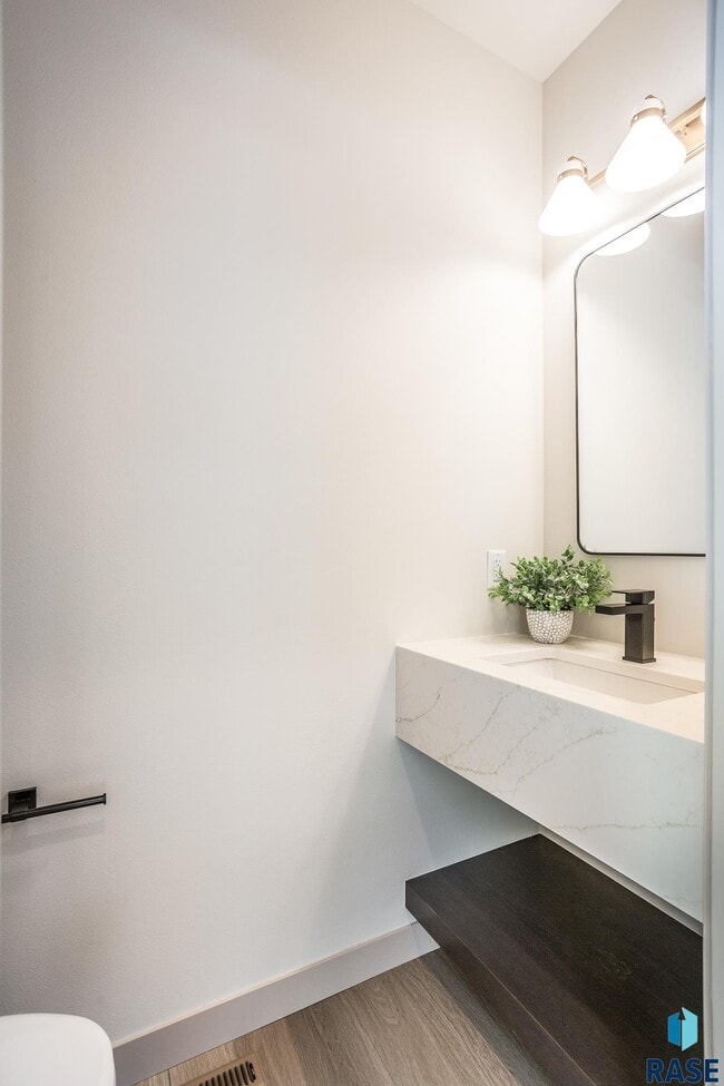 Building Photo - 2803 S Terry Ave