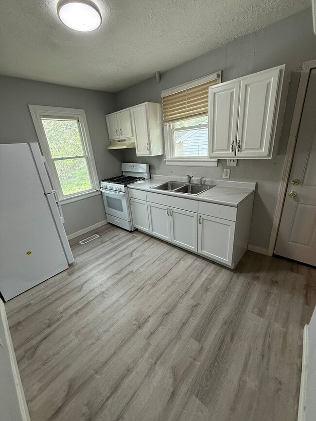 Building Photo - 2 Bedroom 1 Bathroom House