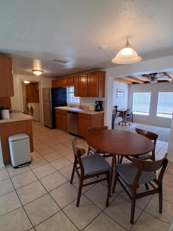 Building Photo - 6115 Hopkins Dr N