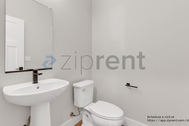 Building Photo - 11781 NW Thelin Ln