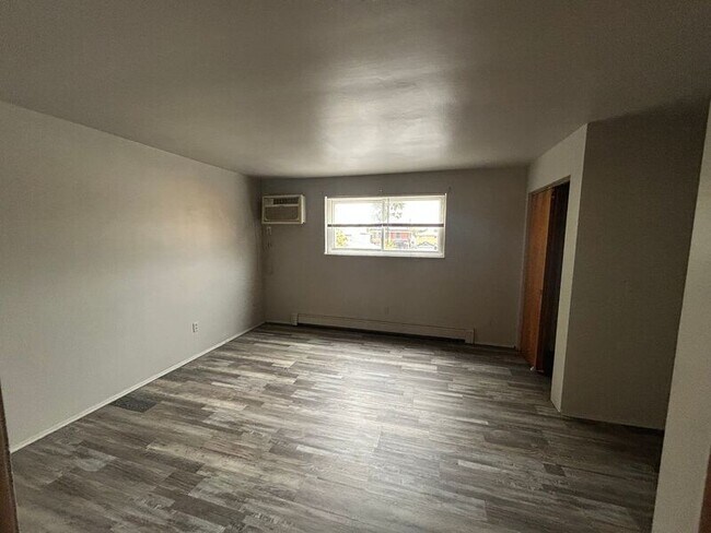 Building Photo - 325 Pike St