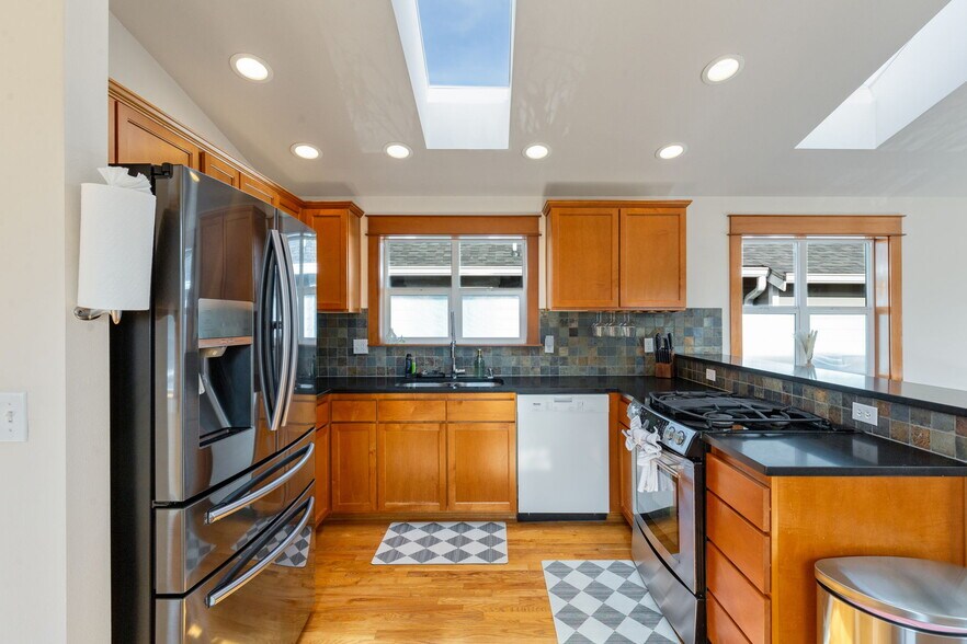 Building Photo - 3006 SW Hinds St