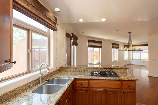 Building Photo - 3 Bedroom Townhome in Crown Point – Pacific Beach