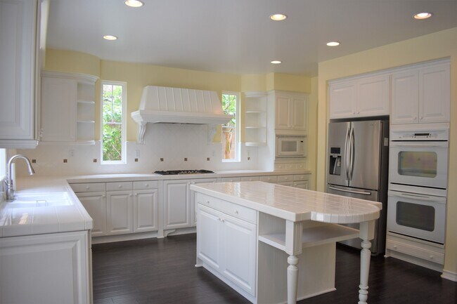 Building Photo - Beautiful 5 bedroom, 5 bath home in Desirable North Park Irvine