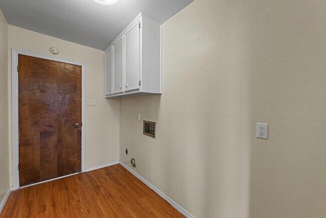 Building Photo - 8721 Hidden Hill Dr