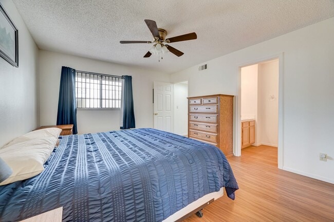 Building Photo - Move-In Ready Condo Near Summerlin!