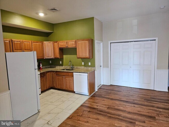 Building Photo - 606 E Landis Ave