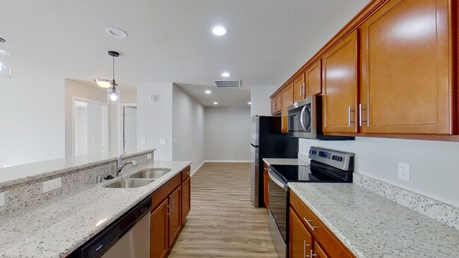 Building Photo - Like New Condo Style Lower 2 Bedroom 2 Bathroom plus Den Apartment