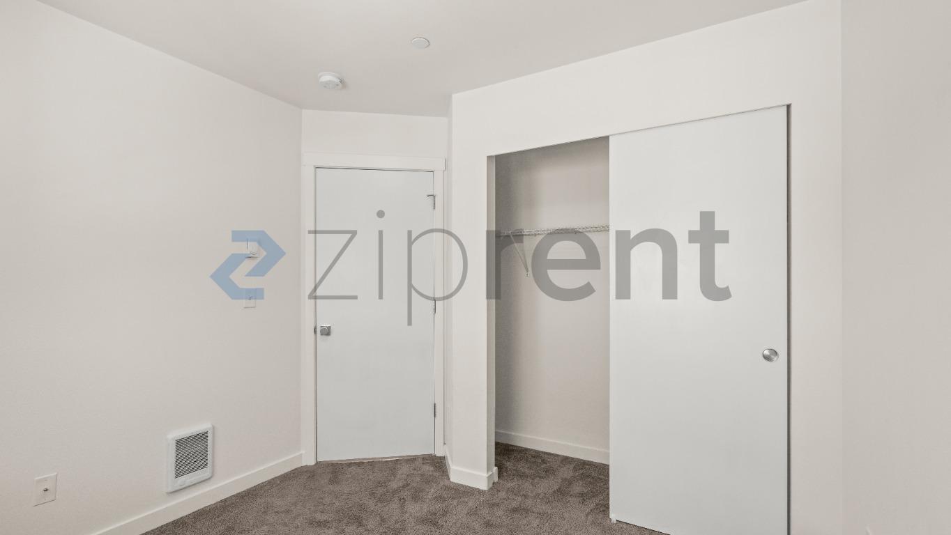 Building Photo - Unit C101