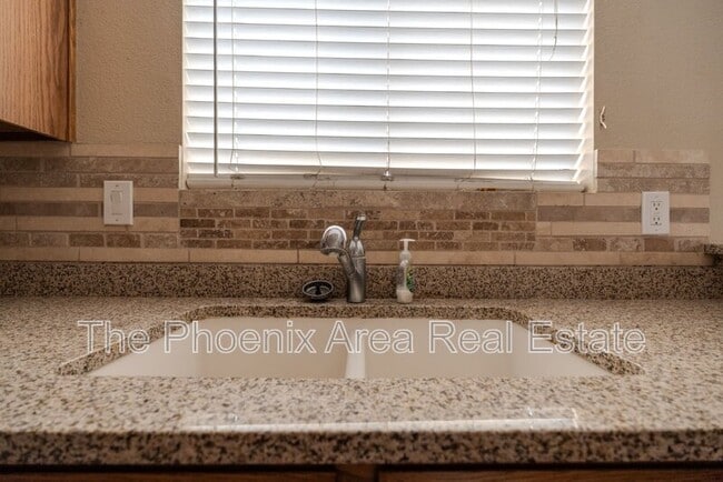 Building Photo - 2985 N Oregon St