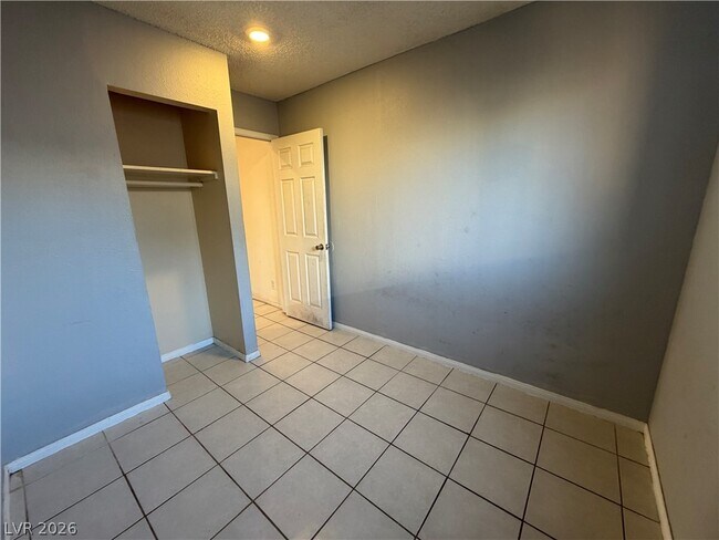 Building Photo - 5971 Vía Capri Dr