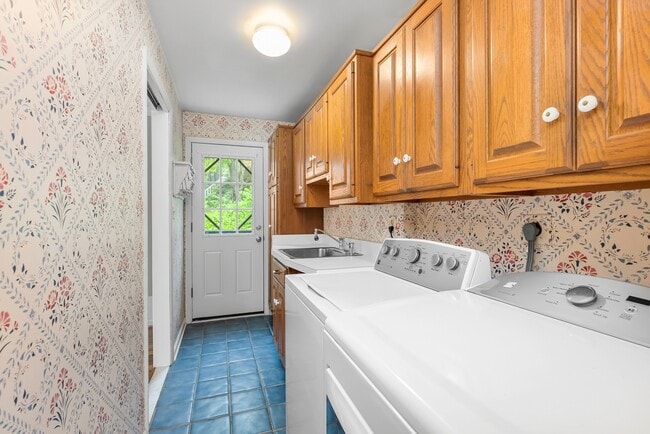 Building Photo - 607 E Wheel Rd