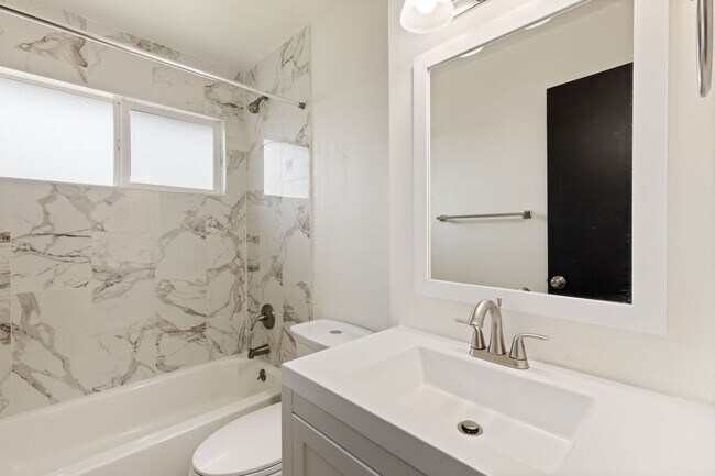 Building Photo - 4 bedroom with large backyard