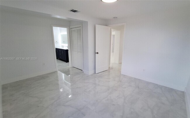 Building Photo - 216 Shadow Way