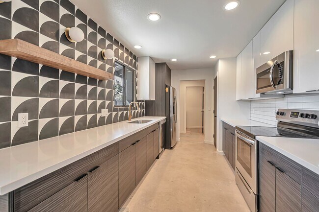 Building Photo - 6-Bedroom, 3-Bath Tempe Home with Pool, Bar & Prime Location