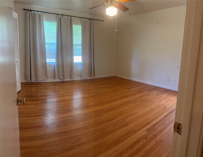 Building Photo - 4713 Saxon St