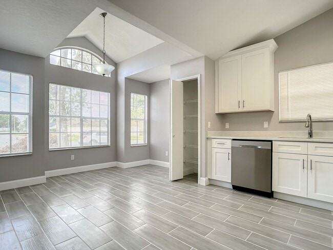 Building Photo - Beautiful 3 Bedroom, 2 Bath POOL Home with 2-Car Garage in the Heart of Hunters Creek!