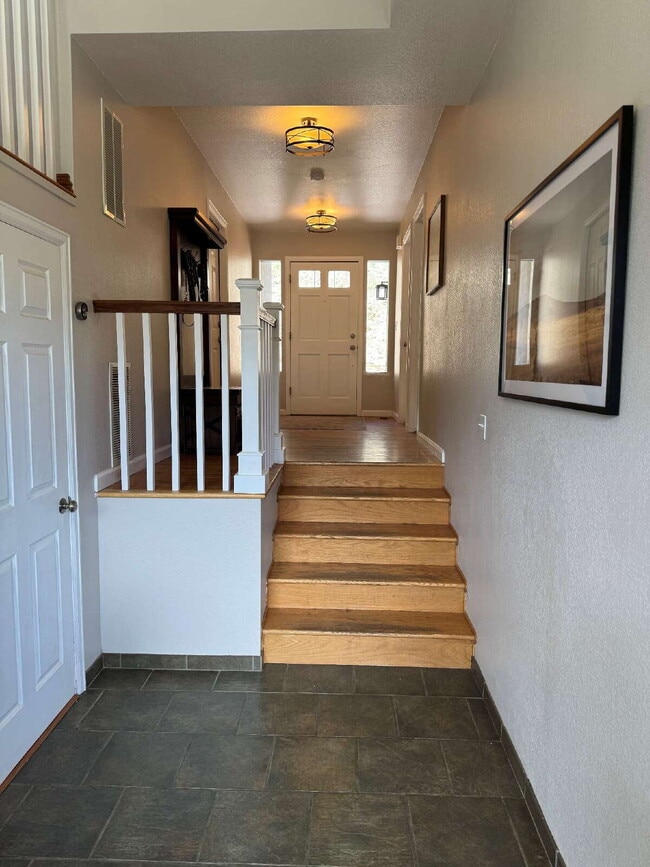 Building Photo - "Charming 4-Bed Oasis with 3 Full Baths and 2,275 Sq Ft of Comfort in Evergreen, CO!"