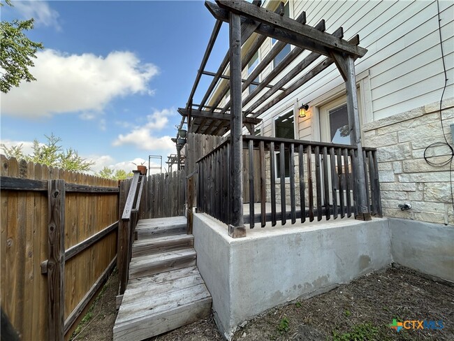 Building Photo - 318 Untermaier St