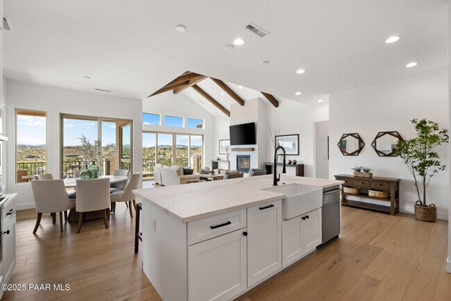 Building Photo - 1109 S Lakeview Dr