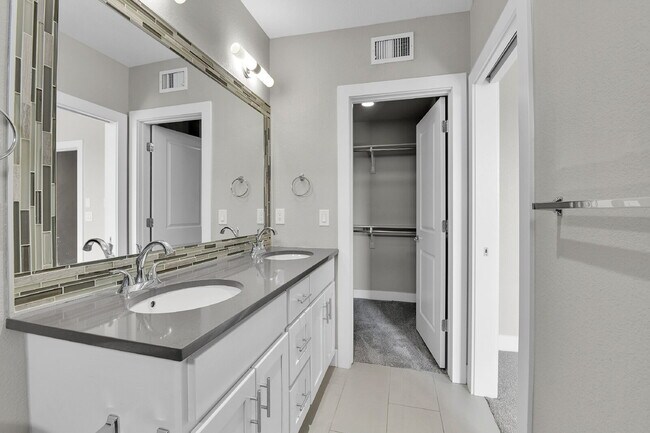 Building Photo - $3,295 - 2 Bed/2.5-bathroom Townhome in De...