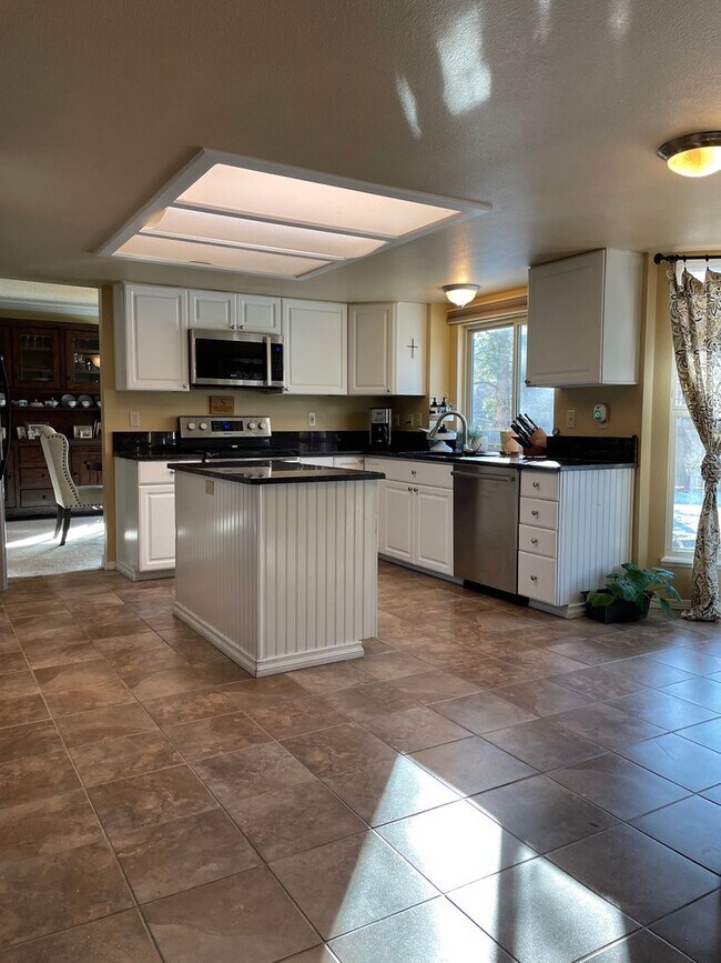 Building Photo - District 12 Schools 5 bedrooms home!
