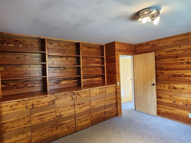 Building Photo - Beautiful 5 Bd 3.5 Ba Home in Holladay