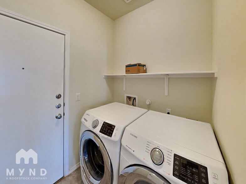 Building Photo - 14000 Osmarea Dr