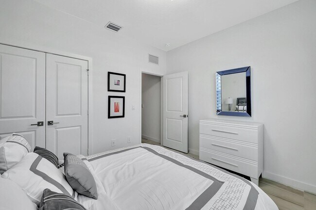 Building Photo - 5795 SE Sky Blue Cir