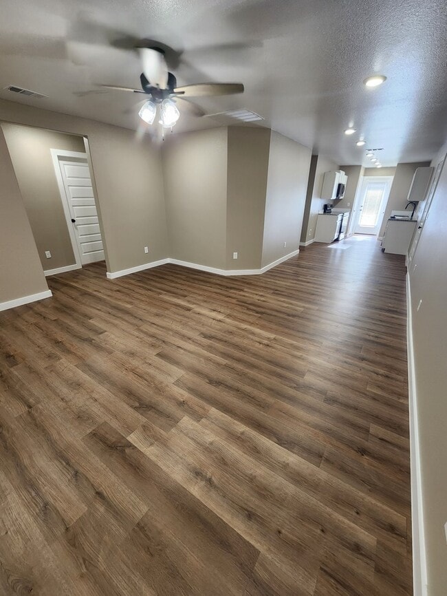 Building Photo - 3 bed 2 bath home, 1 car garage