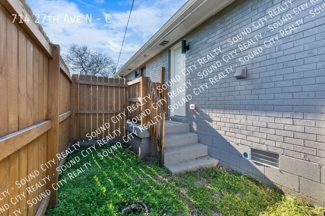 Building Photo - 714 27th Ave N